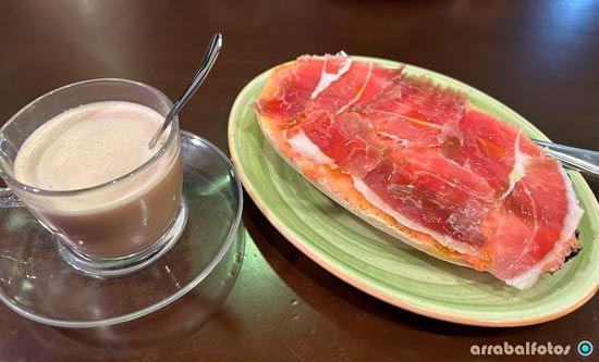Desayuno en Café Joplin con café con leche y tostada extremeña que lleva aceite, tomate y jamón