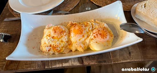 Ensaladilla rusa con huevos fritos en Restaurante Sybarit