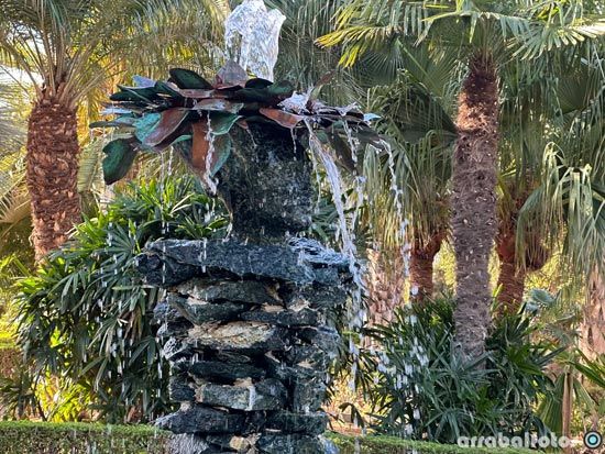 Escultura-fuente de piedras sitada al final del pasillo central del Jardín