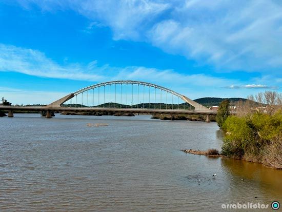 Puente Lusitania diseñado por el arquitecto Santiago Calatrava en Mérida, Extremadura
