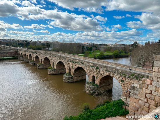 Puente Romano de Mérida que cruza el río Guadiana