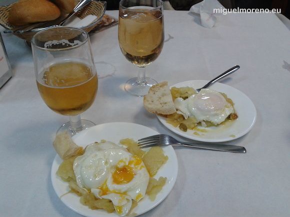 Tapa de huevos fritos con patatas a lo pobre de Bar-Mesón Los Pipos